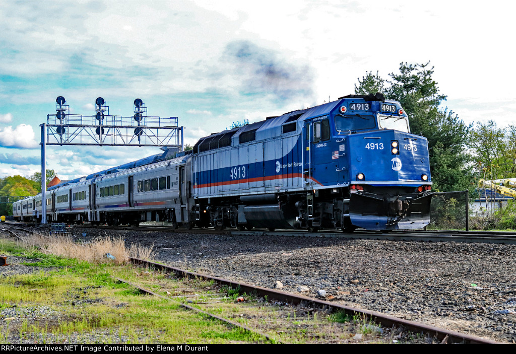 MNCR 4913 on train 1167